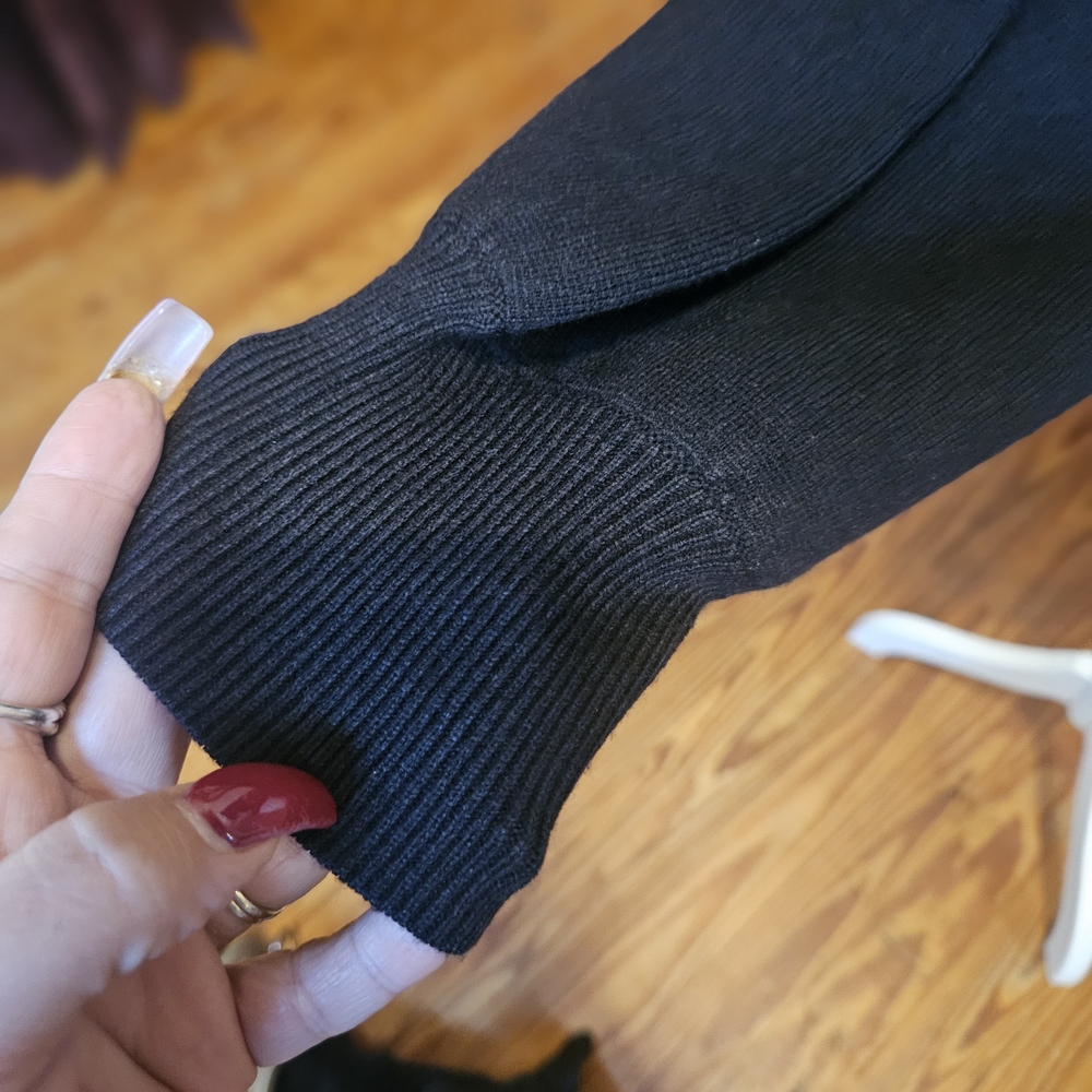 Belledini  Elegant Black V-Neck Sweater with Bow Details - Picture 7 of 10